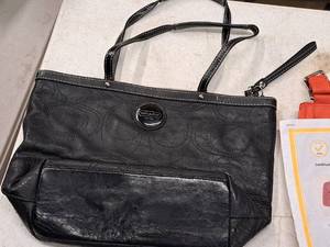 lot 1010 image: Coach Womens Leather Purse