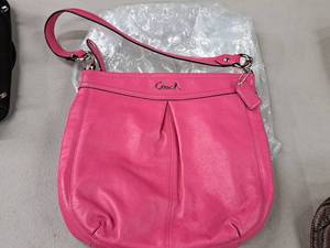 lot 1028 image: Coach Womens Leather Purse