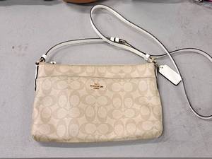 lot 1024 image: Coach Womens Purse
