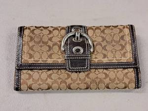 lot 1032 image: Coach Womens Clutch