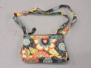 lot 1039 image: Vera Bradley Womens Purse