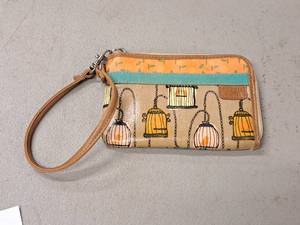 lot 1059 image: Fossil Womens Clutch