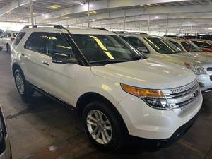 lot 8 image: 2015 Ford Explorer XLT