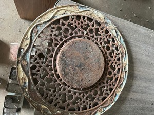 lot 6 image: iron grate  Star