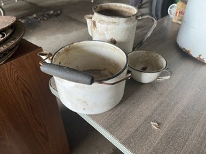 lot 1 image: 3 Enamel Pots