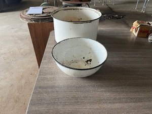 lot 3 image: 2 enamel pots