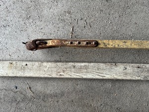 lot 37 image: Pitman arm and 73 batwheel stick IH
