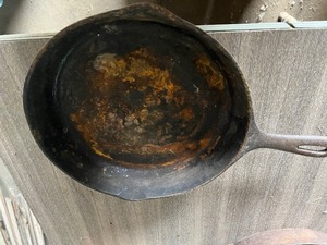 lot 44 image: Cast Iron Wagnor fry pan