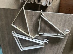lot 50 image: 5 shelf brackets