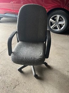 lot 23 image: deer stand  rolling chair