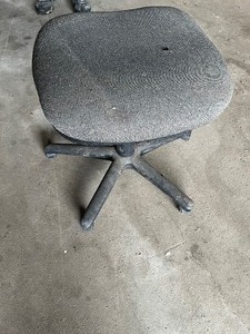 lot 25 image: rolling stool great for deer stand or garage