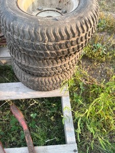 lot 70 image: 3 small tires and wheels