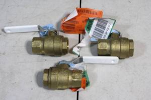 lot 28 image: Set of 3 Apollo 77FLF10401 Brass Ball Valve, Full Port, Lever Handle, 34 NPT Female