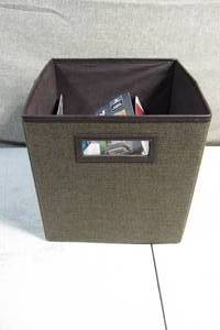 lot 70 image: Canvas Tote Full of Drywall Hangers-3M Hooks 3M CLAW Picture Hangers