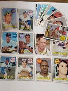 lot 120 image: Lot of 20 1969 Topps MLB Cards