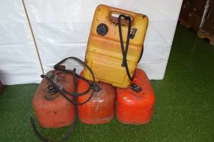 lot 322 image: 4 Boat Gas Tanks