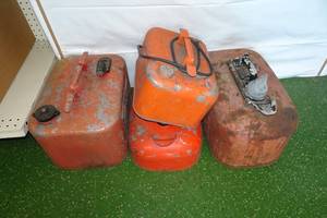 lot 323 image: 4 Boat Gas Tanks