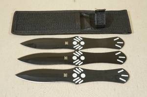 lot 31 image: Kunai 9 Set of 3 Throwing Knives