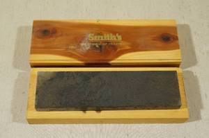 lot 43 image: Smiths Knife Sharpening Block with Wood Case