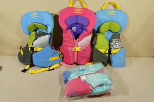 lot 132 image: Stohlquist Youth Life Jackets