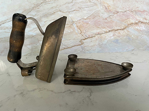lot 13 image: American beauty iron
