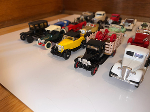 lot 107 image: Hot wheels, 4in Matchbox models of yesteryear, Ertl, Yat-Ming due cast cars