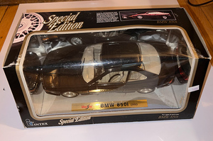 lot 119 image: 118 Maisto BMW 850i (NIB)