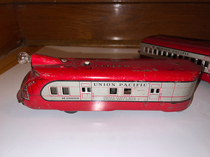 lot 136 image: Marx Union Pacific M-10000 model Tin Pressed Litho Train many tracks, Transformer included