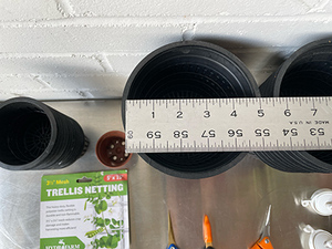 lot 142 image: Lot of Gardening Items