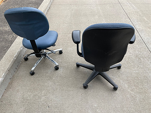 lot 147 image: Lot of 2 Office Chairs