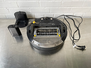 lot 157 image: iRobot Roomba 650 Robot Vacuum