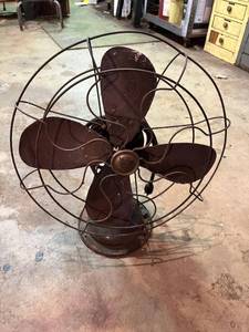 lot 26 image: Vintage 18 Hunter Robins & Meyers Oscillating Fan in Working Condition