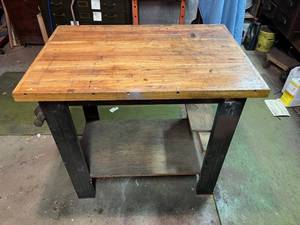 lot 31 image: Heavy Duty Shop Bench (33.5 x 37 x 25)