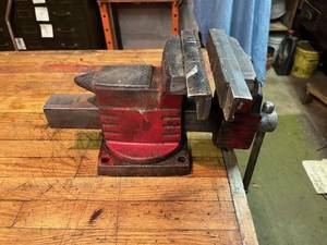 lot 32 image: Vintage 7 Anvil Vise in Working Condition