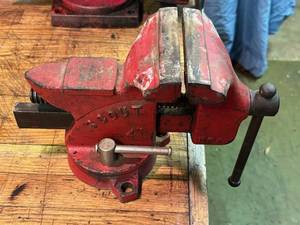 lot 33 image: Vintage Scout 4 Anvil Vise in Working Condition