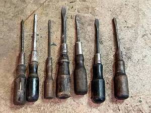 lot 58 image: Vintage Wooden Handle Screwdriver Lot