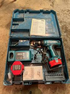lot 62 image: Makita Cordless Driver Drill with Charger and Batteries