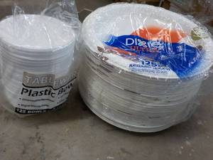 lot 31 image: Dixie Ultra 10 18 Paper Plates and...