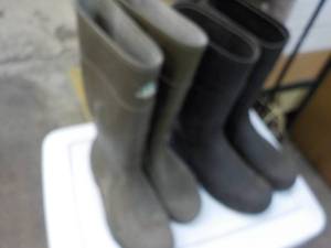 lot 45 image: 2 Pair Mens Size 11 Rubber Boots p...