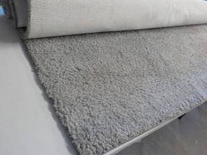 lot 48 image: 57 Grey Soft Rug- needs vaccuuming...