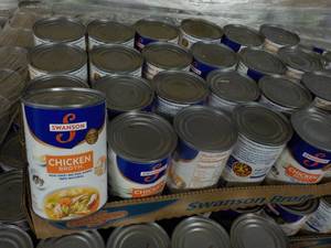 lot 439 image: 24 count 14.5 oz cans Swanson Chick...