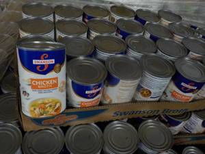 lot 441 image: 24 count 14.5 oz cans Swanson Chick...