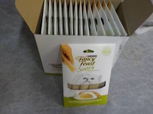 lot 184 image: Box of 15 Purina Fancy Feast Savory...
