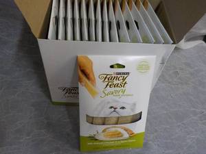 lot 185 image: Box of 15 Purina Fancy Feast Savory...