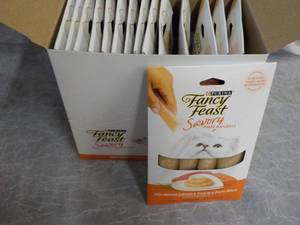 lot 190 image: Box of 15 Purina Fancy Feast Savory...