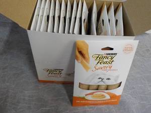 lot 193 image: Box of 15 Purina Fancy Feast Savory...