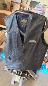 XL Harley-Davidson leather vest in excellent shape