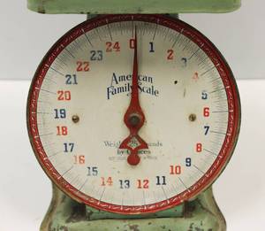lot 64 image: Nice Vintage 25 Pound Green American Family Scale