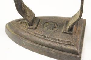 lot 38 image: Rare Vintage 1800s Star Of David Sad Iron