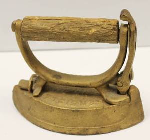 lot 39 image: Vintage Sad Iron From The 1800s With Detachable Handle